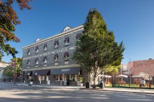un edificio en una calle con un árbol delante en Hotel La Rose, en Santa Rosa