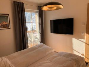 une chambre avec un lit et une grande fenêtre dans l'établissement Ferienwohnung Geisberg - Moderne Wohnung mit alpinem Flair in Traumlage, à Schönau am Königssee