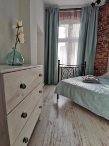 Przytulny apartament w centrum Kupiecka-Drzewna tesisinde bir odada yatak veya yataklar