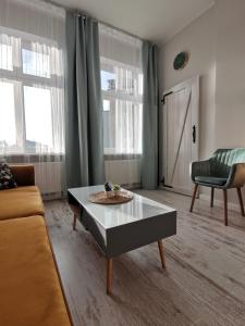 salon z kanapą i stolikiem kawowym w obiekcie Przytulny apartament w centrum Kupiecka-Drzewna w Zielonej Górze