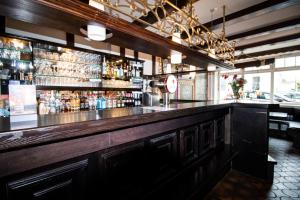 bar z dużym drewnianym blatem w pokoju w obiekcie Hotel Stadtschänke w mieście Walsrode
