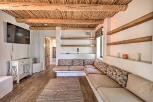 Posedenie v ubytovaní Luxe Adobe Retreat with Mountain and Golf Course Views