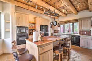 Ett kök eller pentry på Luxe Adobe Retreat with Mountain and Golf Course Views