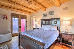 Säng eller sängar i ett rum på Luxe Adobe Retreat with Mountain and Golf Course Views