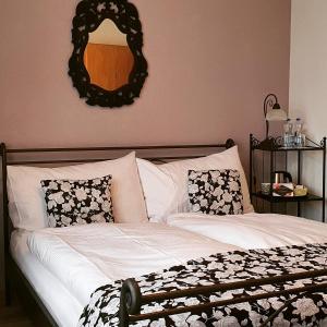 A bed or beds in a room at Hotel Rosengärtli