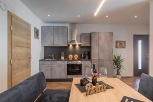 cocina con mesa de madera en una habitación en Apartment Jasmin en Neustift im Stubaital