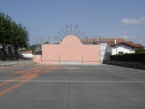Tenis a/nebo squash v ubytování Gîte Xuritenborda 7 personnes avec vue exceptionnelle sur les montagnes basque nebo okolí