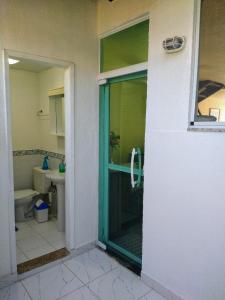 カボ・フリオにあるCasa em condomínio - Praia do Peróのバスルーム(トイレ、ガラス張りのシャワードア付) +11枚の写真