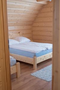 Un pat sau paturi într-o cameră la Domki Krupa Chochołów