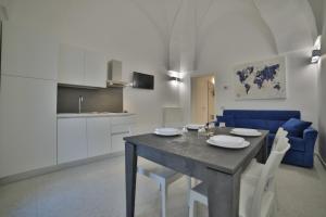eine Küche und ein Esszimmer mit einem Tisch und Stühlen in der Unterkunft Royal Blue in Porto Cesareo