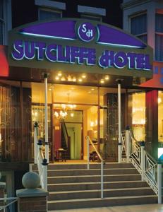 黑潭的住宿－薩特克利夫酒店，前面有紫色标志的地铁大楼