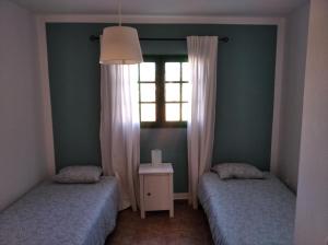 Łóżko lub łóżka w pokoju w obiekcie Apartamentos Casa Cipri