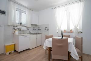 Kuchyň nebo kuchyňský kout v ubytování Apartments Pavlakovic