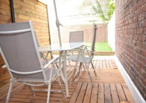 une table et deux chaises sur une terrasse dans l'établissement HYPER CENTRE VALENCIENNES - WIFI - TERRASSE - TRAMWAY - leRelaisdOdile2, à Valenciennes