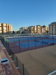 Tenis alebo squash v ubytovaní Estudio junto al mar alebo jeho okolí