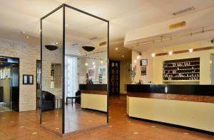 ein Weinproberaum mit Glaswand in der Unterkunft Ametyst Hotel Praha in Prag