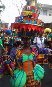 une femme en costume coloré lors d'une parade dans l'établissement Sympa Aquaverde entre mer et campagne, au Gosier