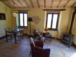 sala de estar con mesa, sillas y fogones en Peaceful Cottage in Pergola with Private Terrace, en Pergola