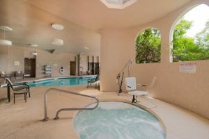 Piscina di GreenTree Hotel Phoenix West o nelle vicinanze