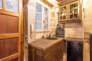 une cuisine avec un évier et un micro-ondes dans l'établissement "appartementdusorcier" Magique expérience & Parking, à Dijon 8 autres photos