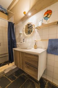ein Bad mit einem Waschbecken und einem Spiegel in der Unterkunft 41 Hostel in Punta del Este