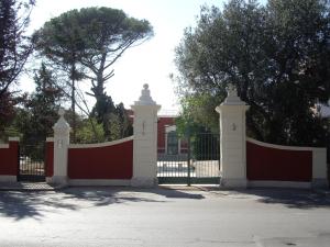 a gate to a house with a red and white fence at Executive L'Orangerie BB in Bari