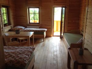 een kamer met 2 bedden en een tafel in een hut bij Penzion Kalvárie in Dolní Radechová