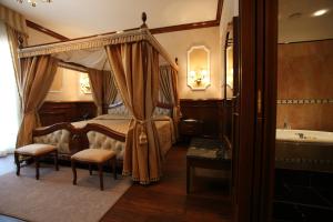 Rúm í herbergi á Hotel Borgo Don Chisciotte