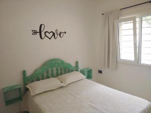 um quarto com uma cama com uma placa que diz aqui em Casa Parque Playa em Necochea