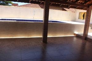 une cour vide avec une piscine dans un bâtiment dans l'établissement Casa com piscina no litoral norte, à Bertioga