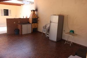 Il comprend une cuisine équipée d'un réfrigérateur. dans l'établissement Casa com piscina no litoral norte, à Bertioga