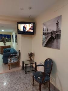 TV a/nebo společenská místnost v ubytování Hostal Moncloa