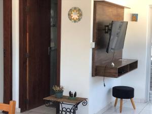 sala de estar con TV y mesa en Apartamento Proximo Ao Mar, en Florianópolis