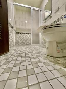 東港的住宿－藍鷺鷥民宿，一间带卫生间的浴室和瓷砖地板。
