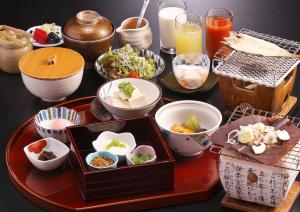 una bandeja de comida en una mesa con tazones de comida en Honjin Hiranoya Annex en Takayama