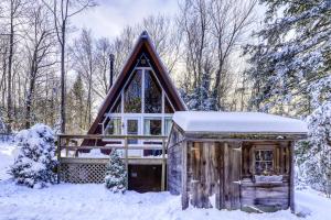 eine Hütte mit einem Strohdach im Schnee in der Unterkunft 11 Island Drive in Madison