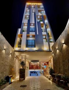 um grande edifício à noite com as luzes acesas em Royal Khanh Hotel em Tuy Hoa