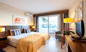 Postel nebo postele na pokoji v ubytování Hotel Roca Mar