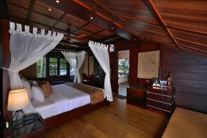 Tempat tidur dalam kamar di Maliekal Heritance Cherai Beach Cochin