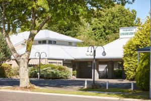 un edificio con una farola delante en Turangi Leisure Lodge, en Turangi