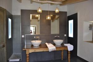 Baño con 2 lavabos frente a un espejo en Sa Posada, en Estellencs