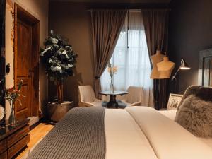 1 dormitorio con cama, mesa y ventana en CASA EMILIA B&B Boutique en Ciudad de México