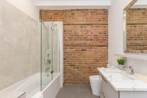 Koupelna v ubytování Lofts du Parc LaHaie + 95 fotografií