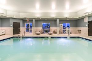 Swimmingpoolen hos eller tæt på Holiday Inn Express & Suites - Ottawa by IHG