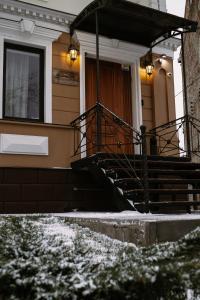 een huis met sneeuw op de trappen en een veranda bij Ekaterinoslav in Dnipro