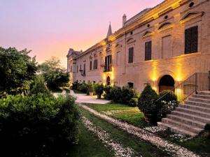 een groot gebouw met een trap ervoor bij Castello Di Semivicoli in Casacanditella