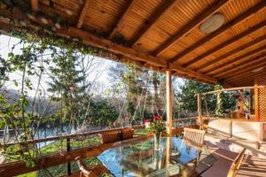 The swimming pool at or close to Treetops Park Hotel