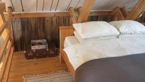 Кровать или кровати в номере Mednieki Kalvene