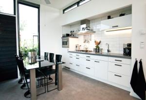 Kitchen o kitchenette sa EuroParcs Bad Hoophuizen