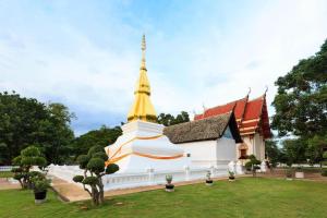 un gran templo blanco con una tapa dorada en Punsuk en Khon Kaen